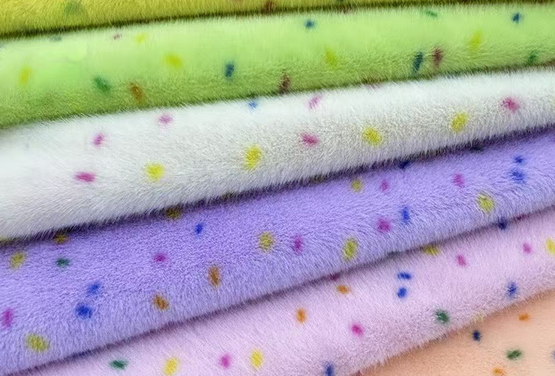 Imprimeu din nurcă artificială din poliester pur cu puncte colorate